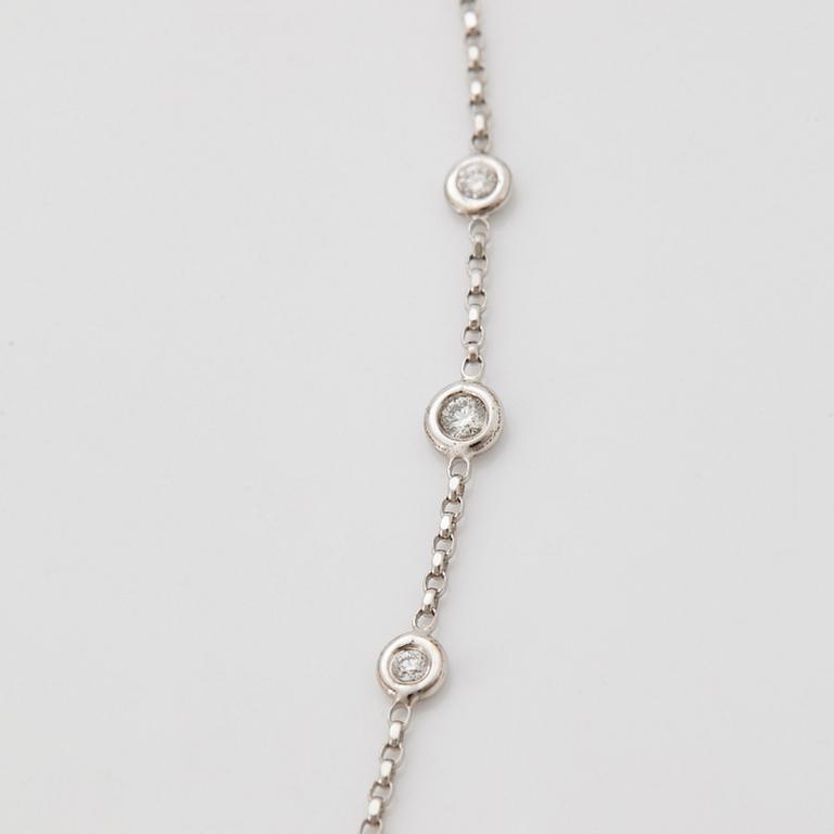 A diamond long chain in 18K white gold set with round brilliant-cut diamonds.