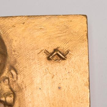 WÄINÖ AALTONEN, relief, förgylld gips, signerad i godset.