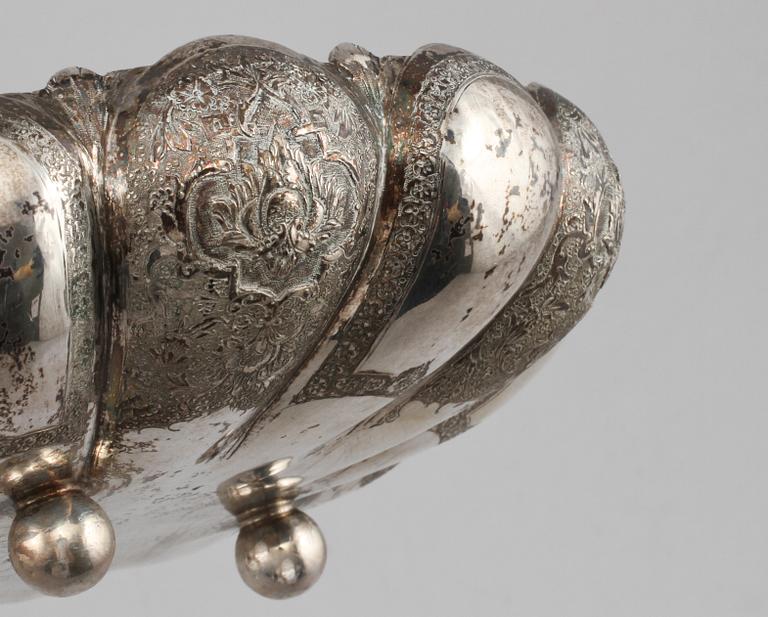 SKÅL, silver, sannolikt Persien, omkring sekelskiftet 1900, vikt 298 gram.