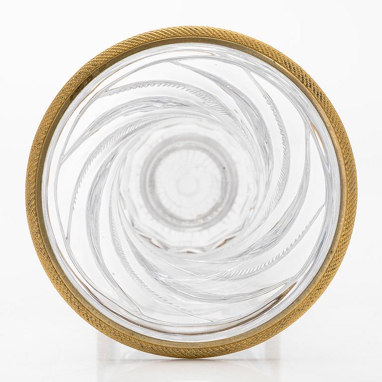 Maljakko, kullattu messinki, hiottu lasi, 1800-luvun puoliväli.