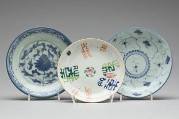 TALLRIKAR, 3 st, porslin, Kina, Ming samt 1800-tal.