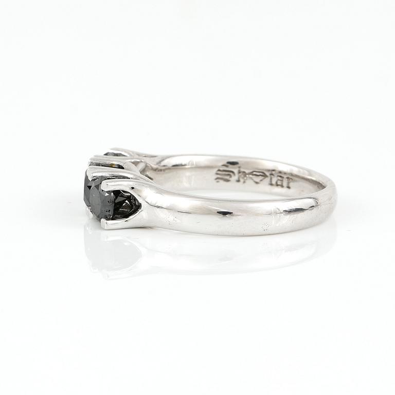 RING, 18K vitguld med svarta diamanter tot 0,99 ct. Vikt 4,65 gram.