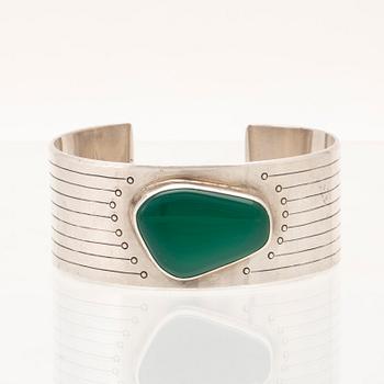 Armband i silver med cabochonslipad krysopras av Ingemar Anderson, Västervik 1962.