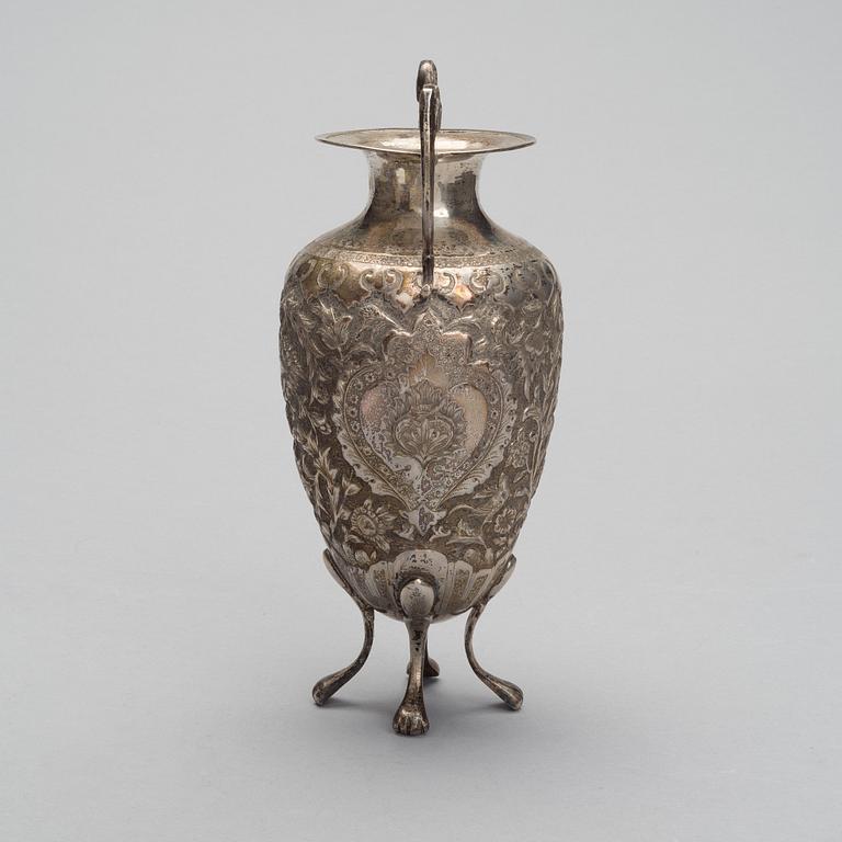 URNA / VAS, österländskt silver, finska kontrollstämplar 1969. Vikt 560 g.