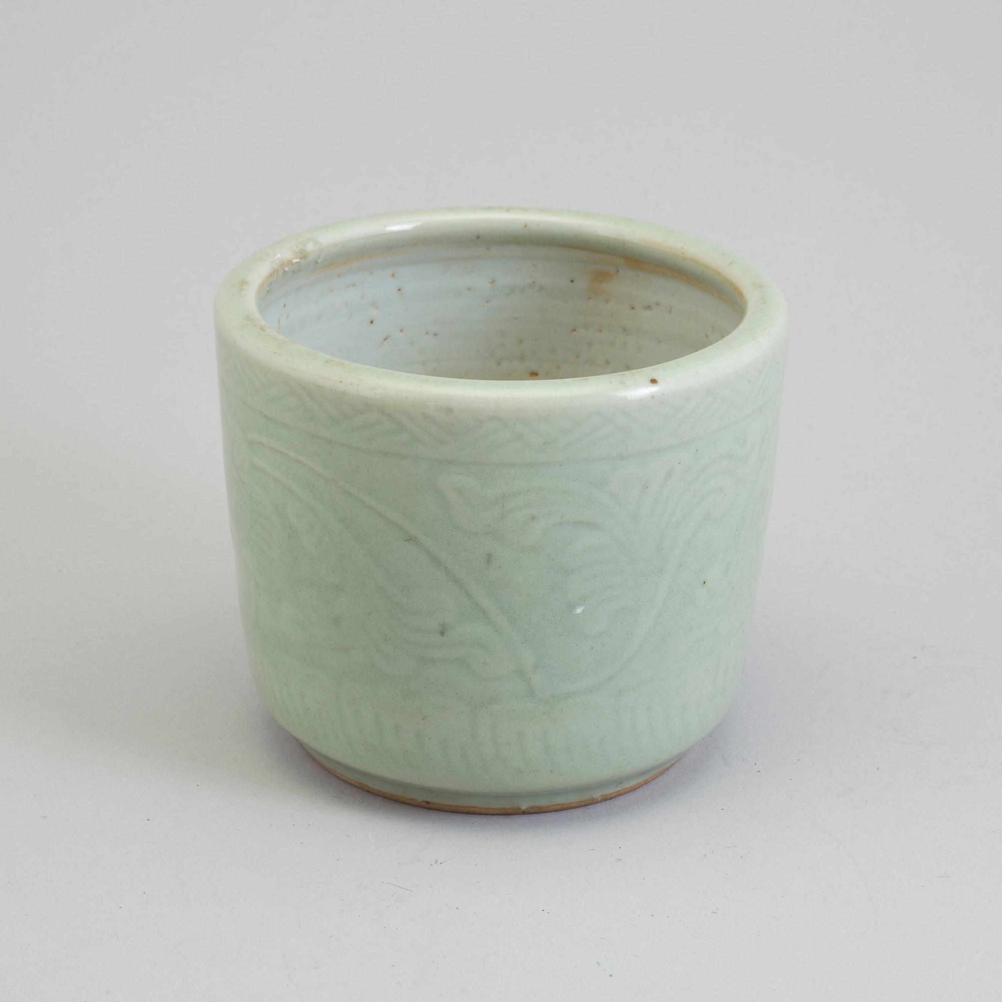 A celadon glazed censer/flower pot, Qing dynasty, 19th Century.