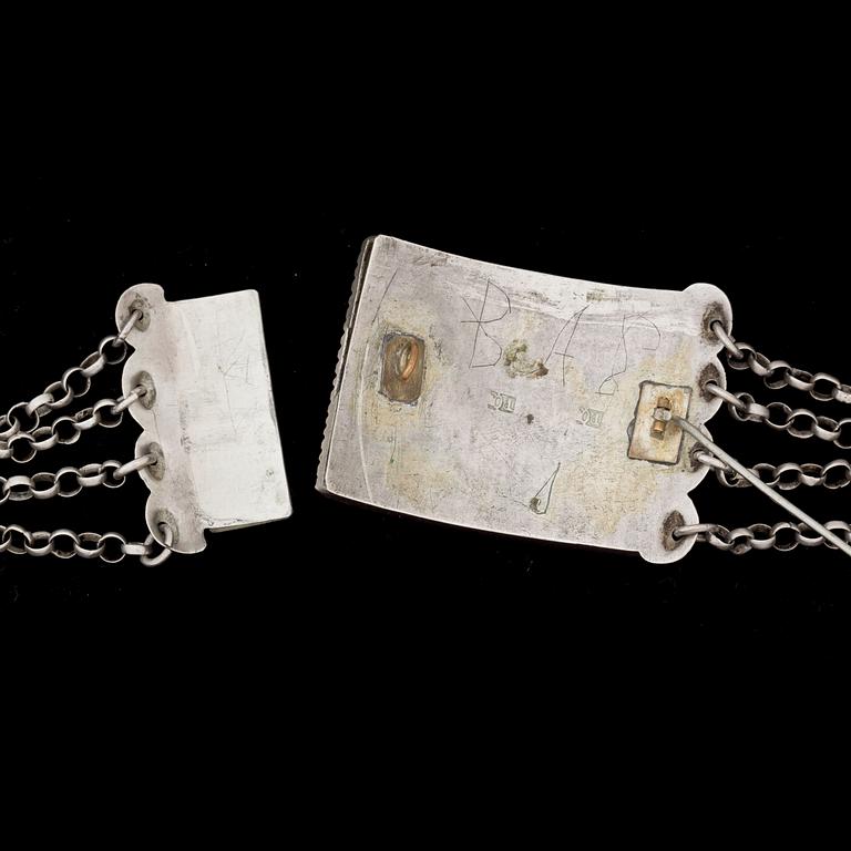 DRÄKTSMYCKE, silver. Peter Ohlijn, Karlskrona. Vikt ca. 68 g.