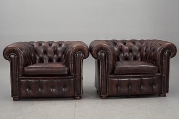 FÅTÖLJER, ett par, Chesterfieldmodell.