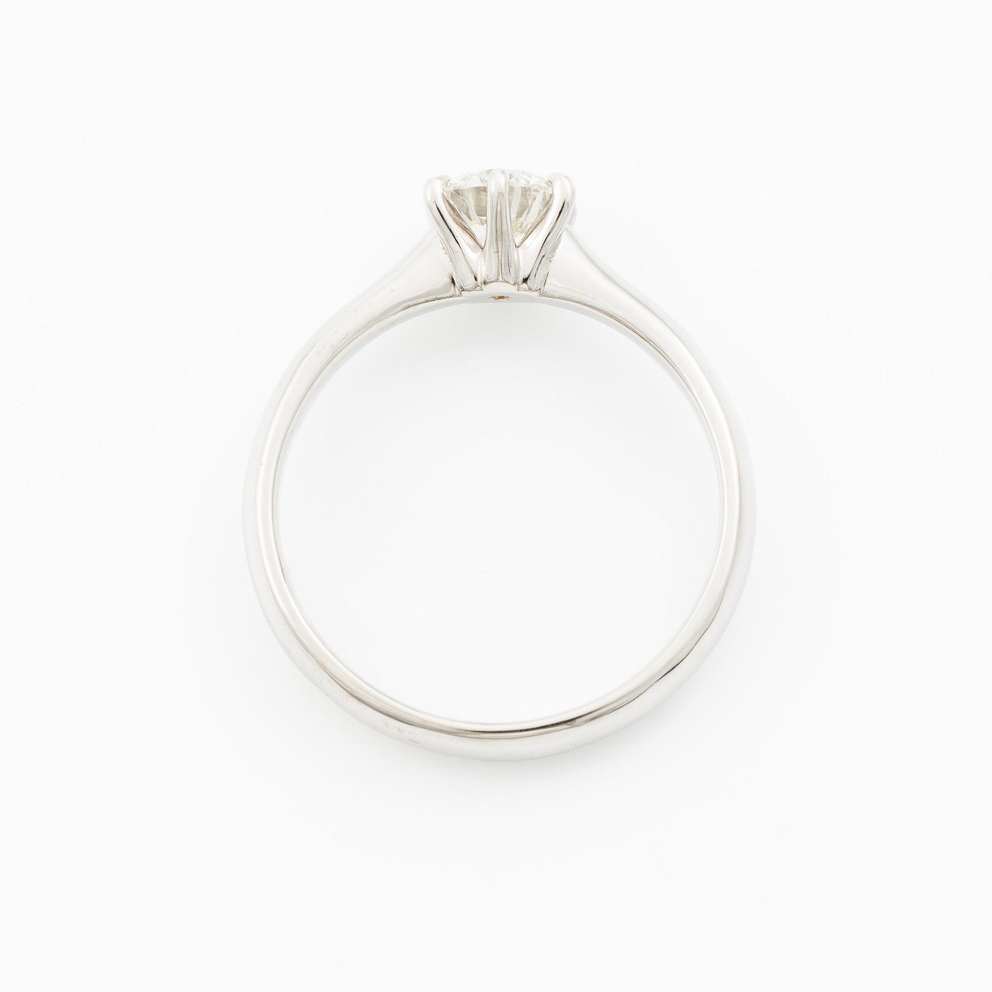 Ring 18K vitguld med briljantslipad diamant, medföljande IGI report.