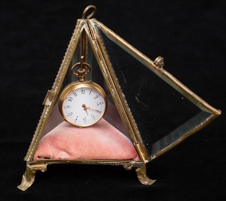 DAMFICKUR, 18 k guld samt blå emalj, 1890-tal. Totalvikt ca 30 g.