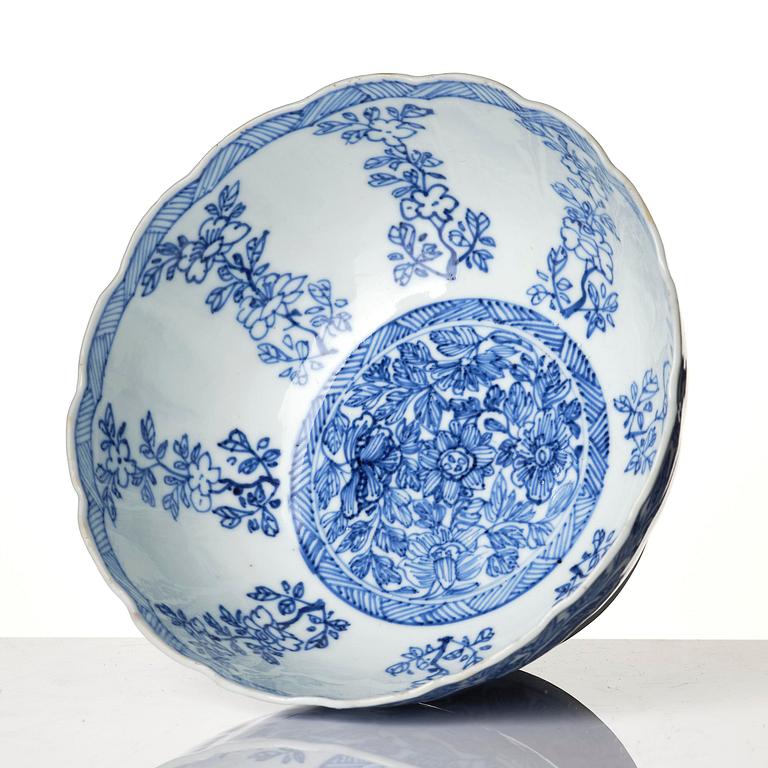 A rare blue and white stemcup, Qing dynasty, Kangxi (1662-1722).
