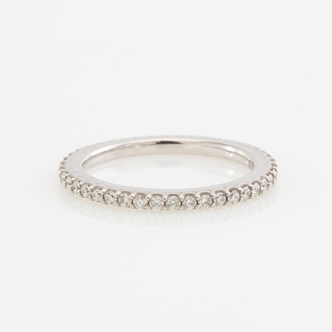 Ole Lynggaard, alliance ring, 18k white gold set with brilliant-cut diamonds.