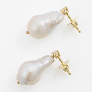 Earrings 18K yellow gold with cultured baroque-shaped freshwater pearls and brilliant-cut diamonds.