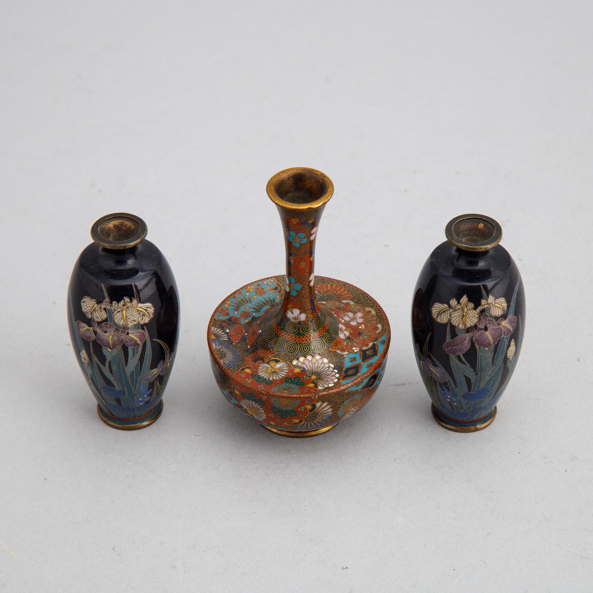 Minatyrvaser, cloisonné, tre stycken (2+1), Japan, Meiji (1868-1912).