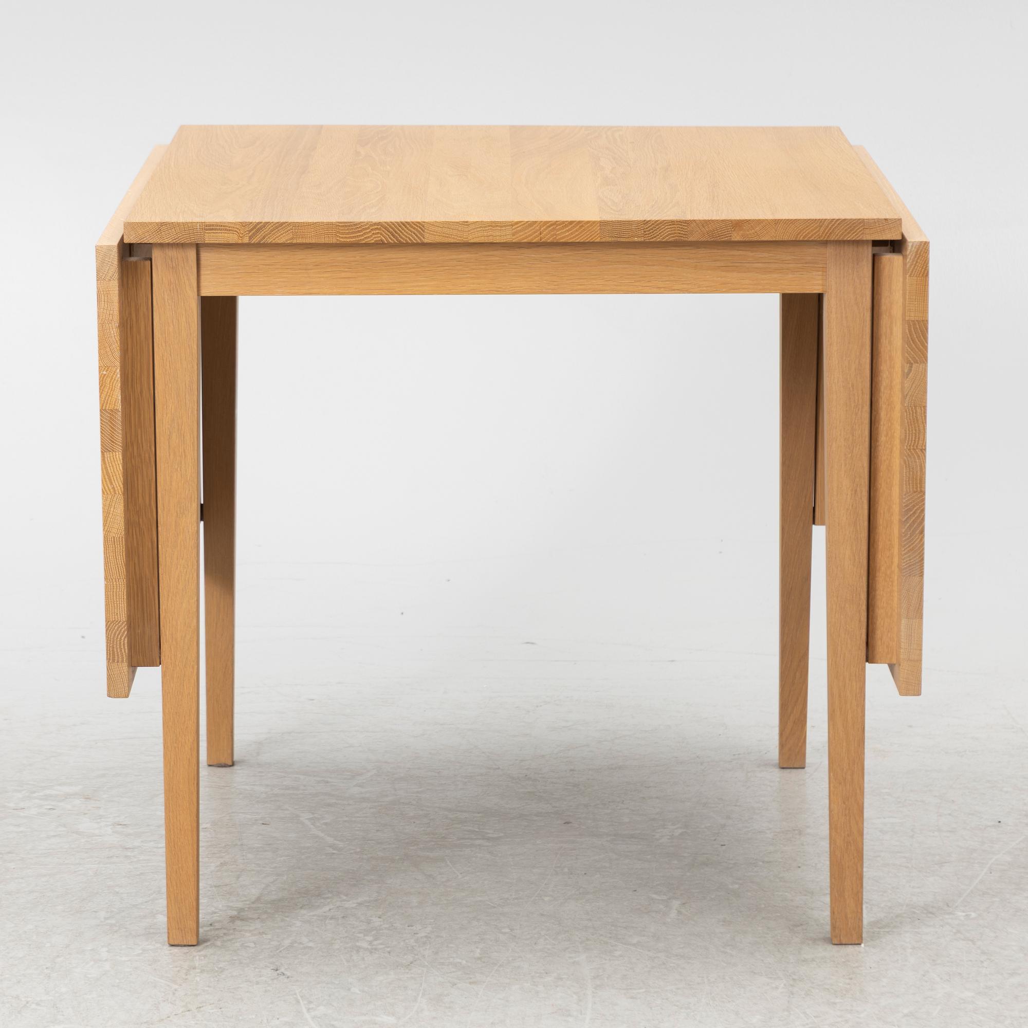 Dining table with leaves, 21st century.