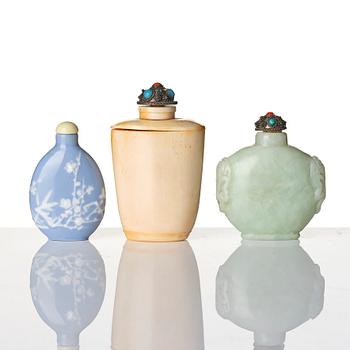 A group of three Chinese snuffbottles, stone, glass and bone, late Qing dynasty / around 1900.