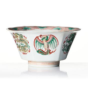A famille verte octagonal 'dragon & phoenix' bowl, Qing dynasty, Kangxi mark and of the period (1662-1722).