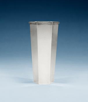 513. Wiwen Nilsson, A Wiwen Nilsson sterling vase, Lund 1959.