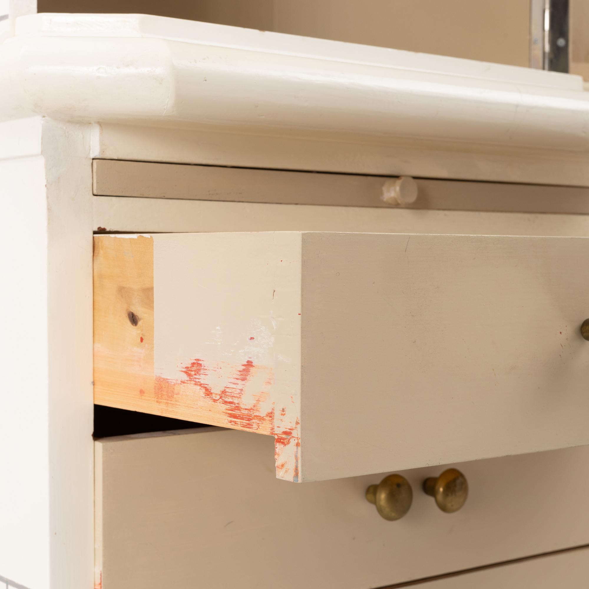 Kakelugnsskåp, omkring 2000.