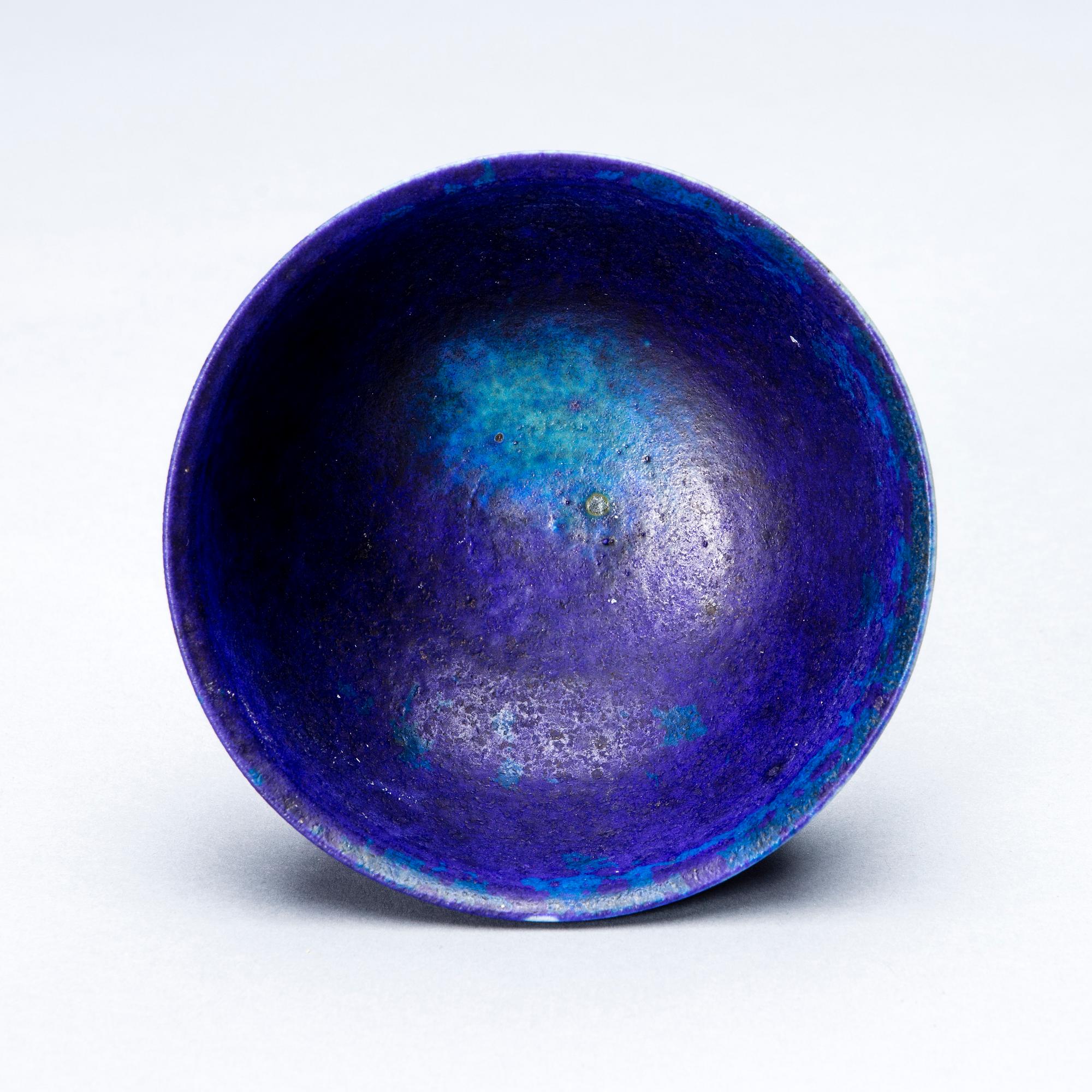 KYLLIKKI SALMENHAARA, CERAMIC BOWL. Signed KS, Arabia.