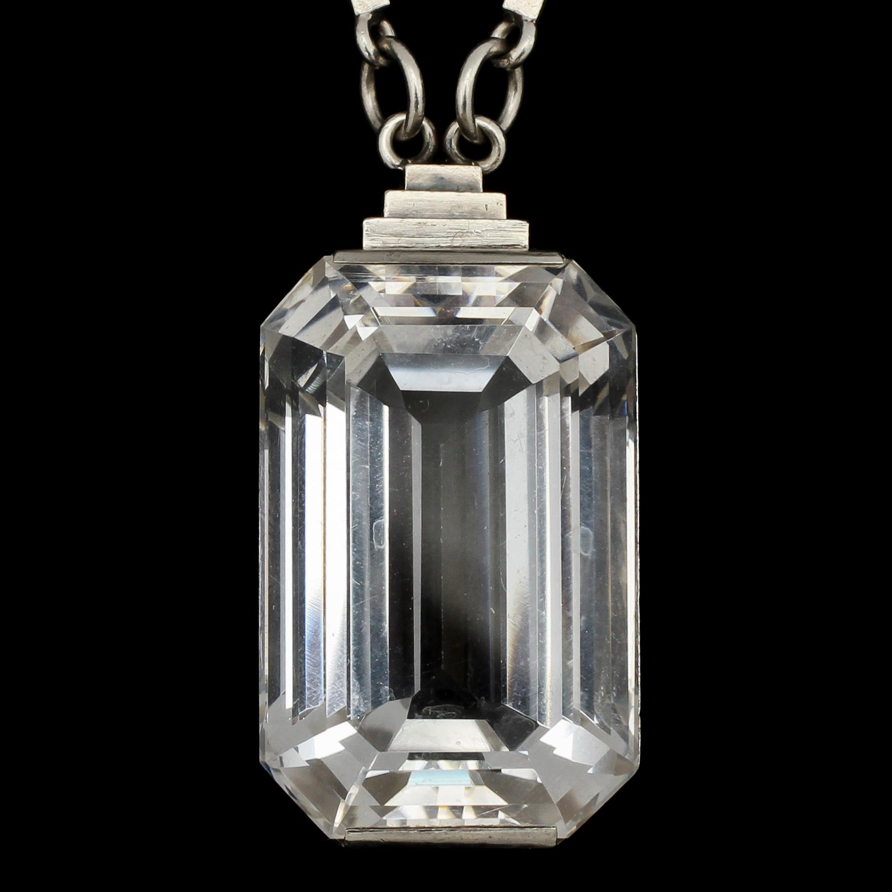 HÄNGESMYCKE, sterling med fasettslipad bergskristall, Wiwen Nilsson, Lund, 1946. Vikt 42 g.