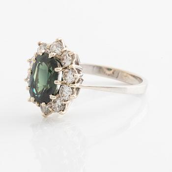 Ring, carmoséring 18K vitguld med grön safir och briljantslipade diamanter.