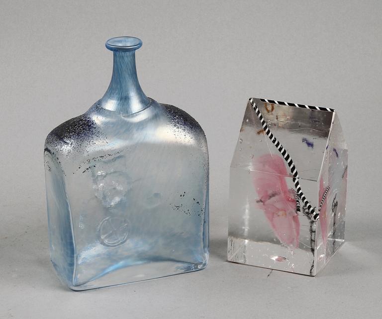 SKULPTUR SAMT FLASKA, glas, Bertil Vallien Kosta Boda. Sign.