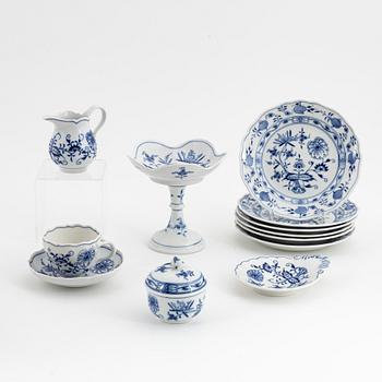 A 22-piece 'Blue Onion' porcelain coffee service, Meissen, first half of the 20th Century.