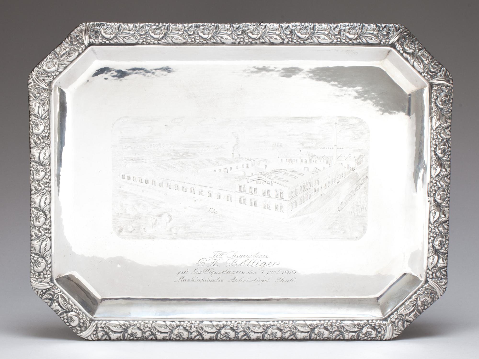 BRICKA, silver G.A Dahlgren, Malmö. Daterad 1919 otydlig årsstämpel. Ca 1740g.