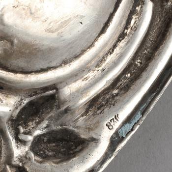 BRICKA, silver, importstämplad, 1900-tal. Vikt 915 g.