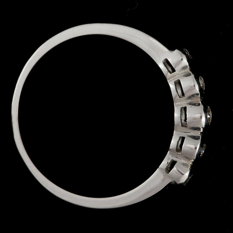 RING, 14k vitguld med briljantslipade diamanter, tot ca 0,06 ct. Vikt ca 2,6 gram.