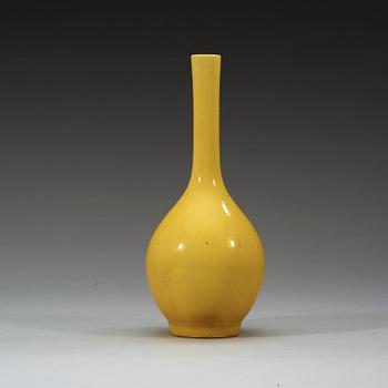 A yellow monochrome vase, Qing dynasty (1662-1912).