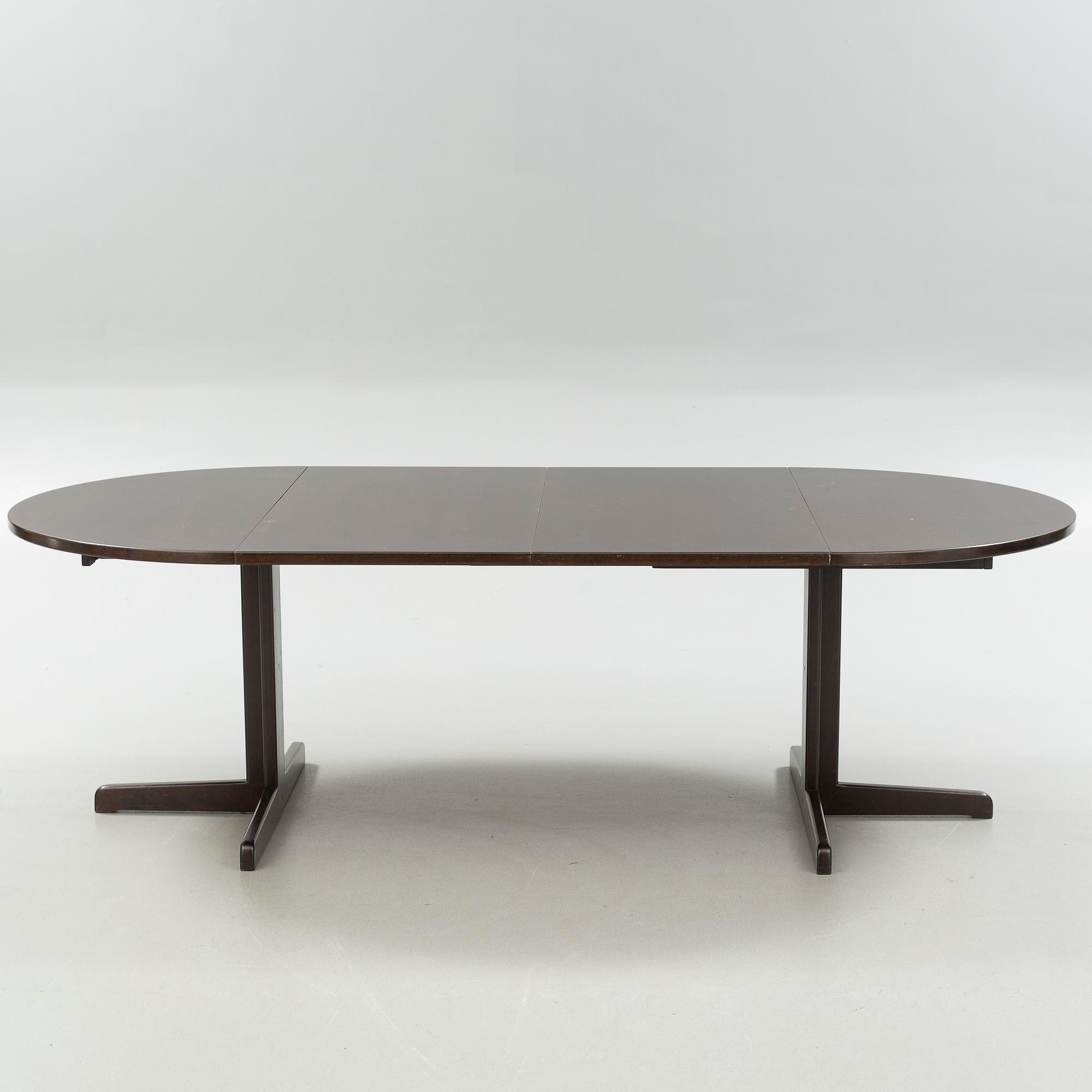 A diningroom furniture set of 7 pieces by Thonet from the second half of the 20th century.