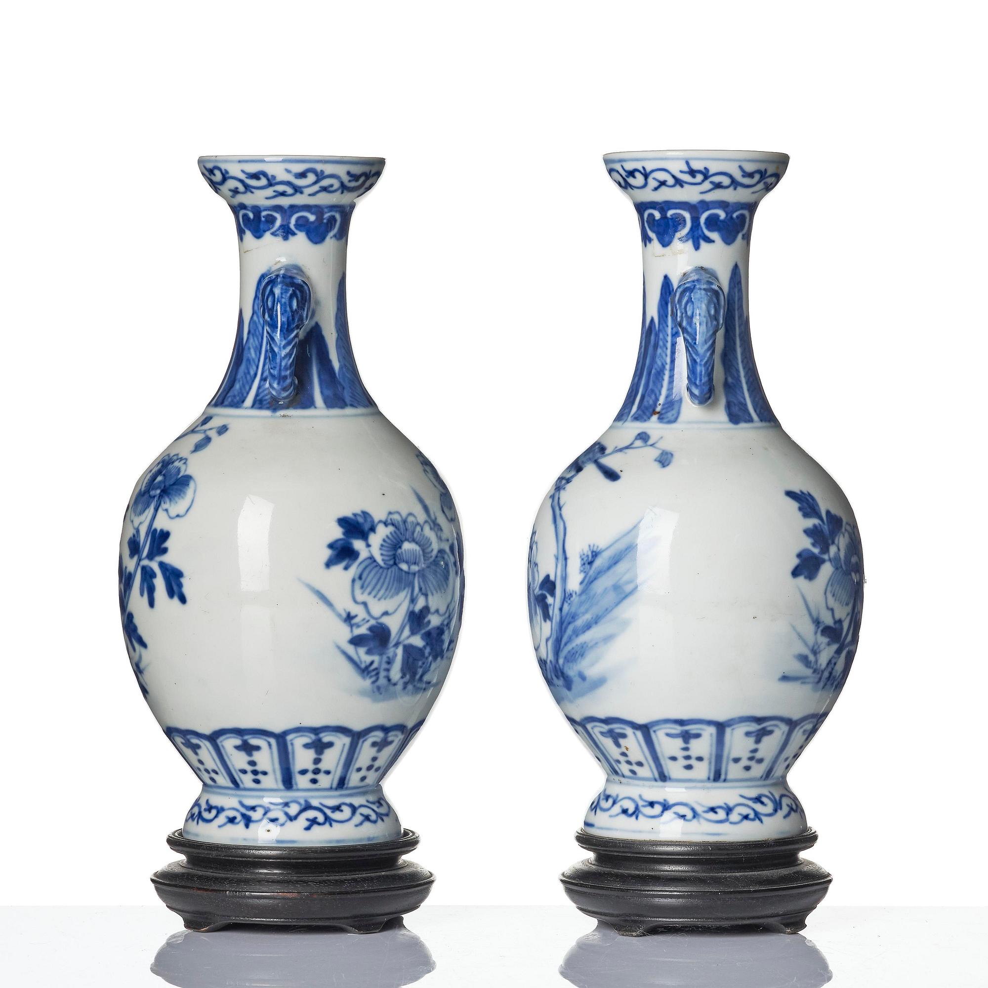 Vaser, ett par, porslin. Qingdynastin, med Guangxus märke och period (1875-1908).