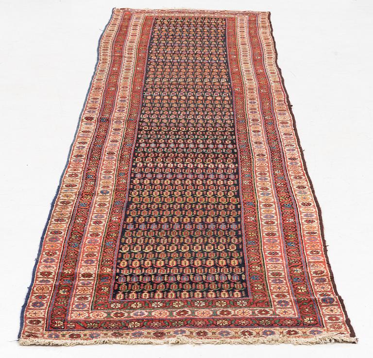 An antique runner carpet, approx. 400 x 93 cm.