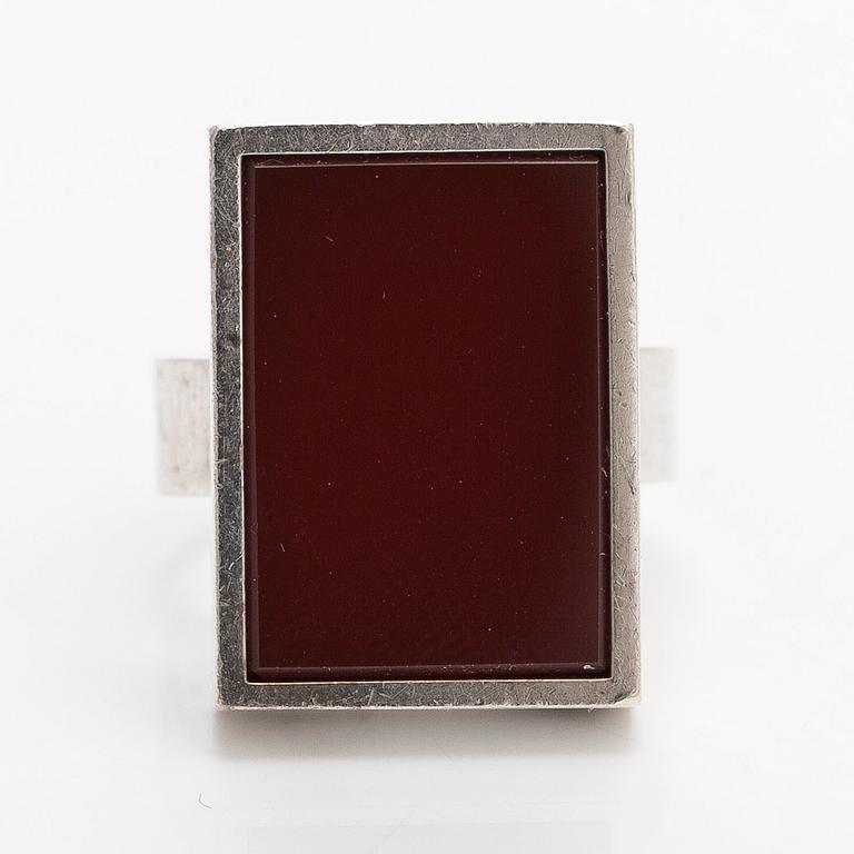 Elis Kauppi, sormus, hopeaa ja karneoli. Kupittaan Kulta, Turku 1971.