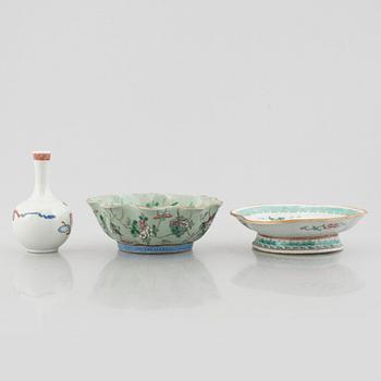 Five Chinese porcelain pieces, late Qing dynasty and 20th century.