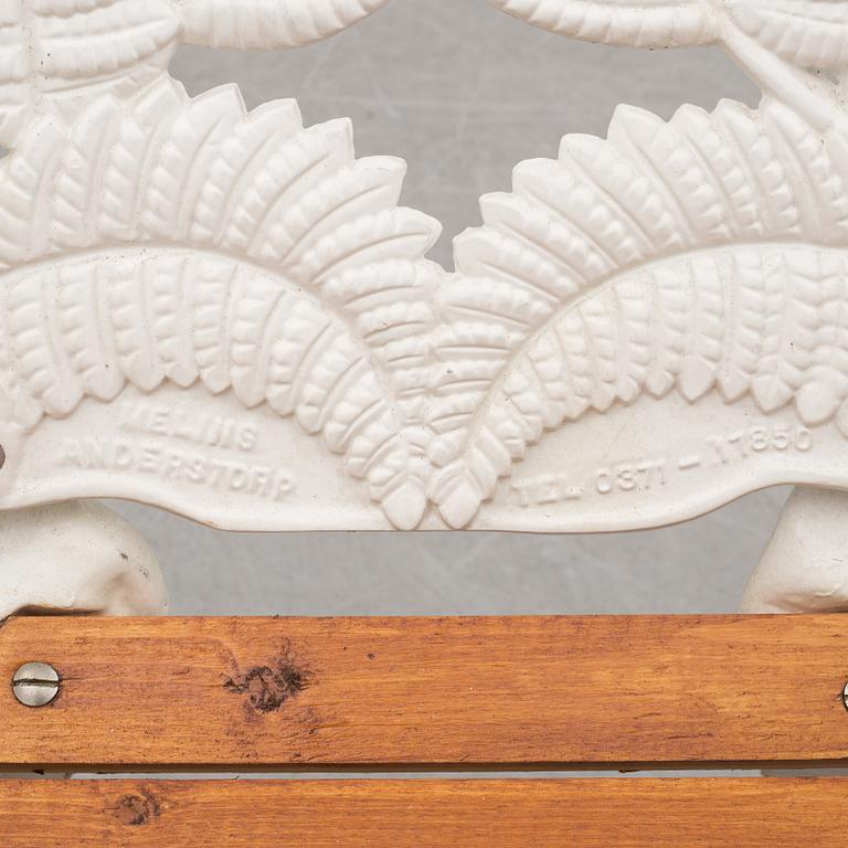 TRÄDGÅRDSGRUPP, fyra delar, metall och trä, Melins, Anderstorp, 1900-talets slut.