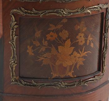 VITRINSKÅP, Louis XV-stil.