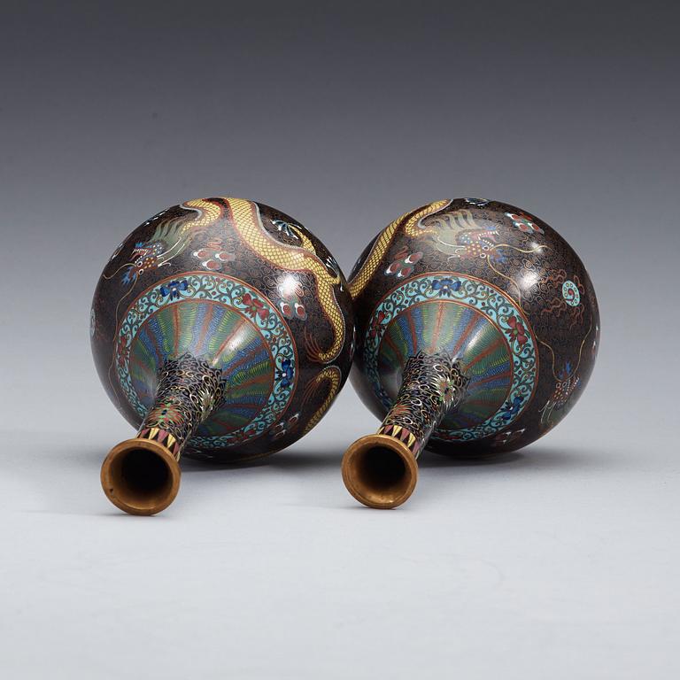 A pair of cloisonné vases, late Qing dynasty (1644-1912).