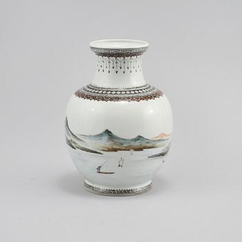 VAS, porslin, Kina, 1900-talets andra hälft.