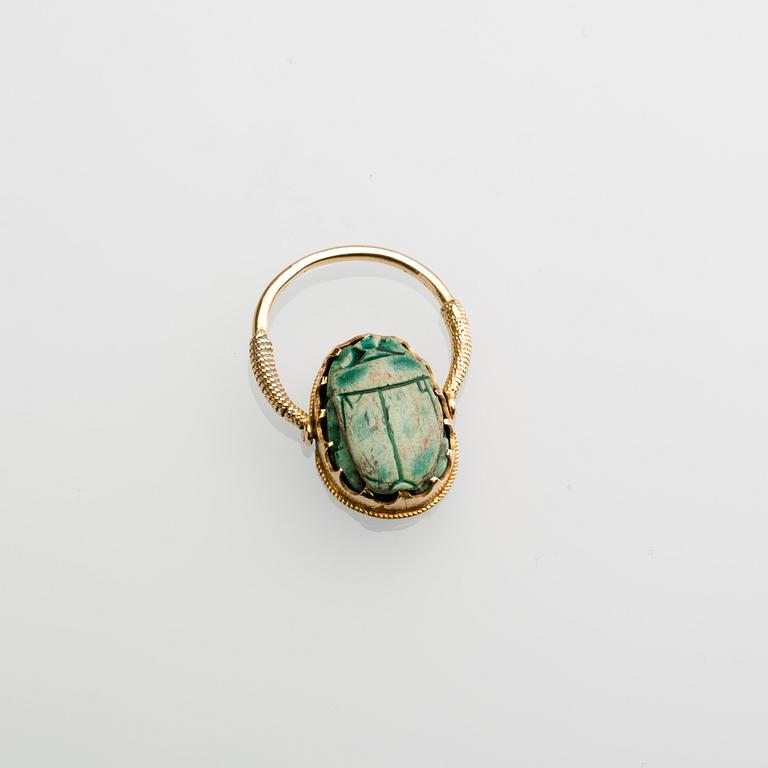 RING, 18 k guld med enligt uppgift forntida skarabé. Vikt ca 4 g.