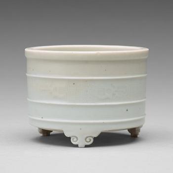 597. A blanc de chine 'dehua' censer, Qing dynasty, Kangxi  (1664-1722).