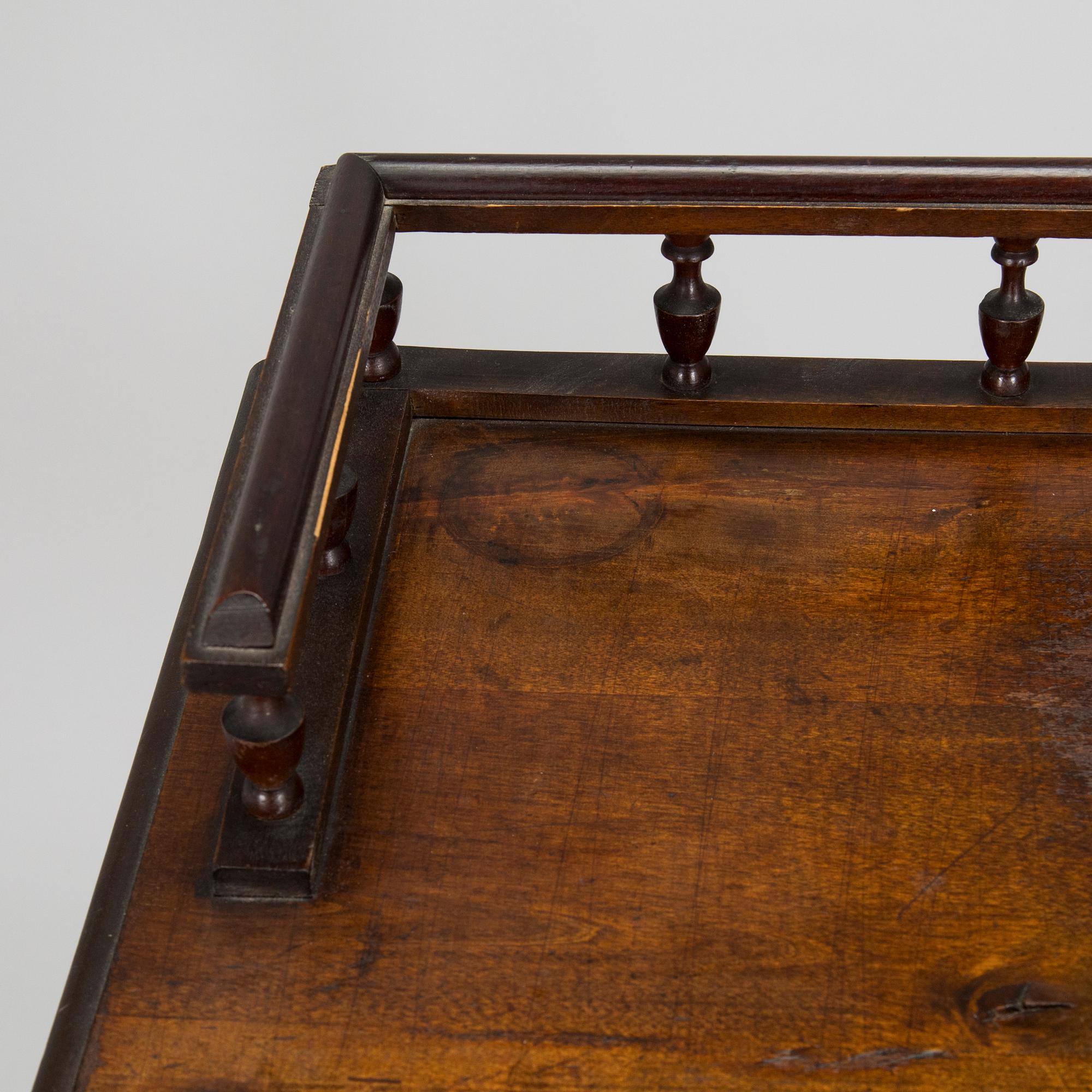A late 19th-century Étagère.