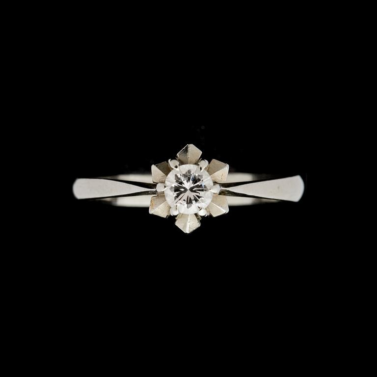 RING, enstensring, 18k vitguld med briljantslipad diamant ca 0,24 ct. Vikt 3,4 g.