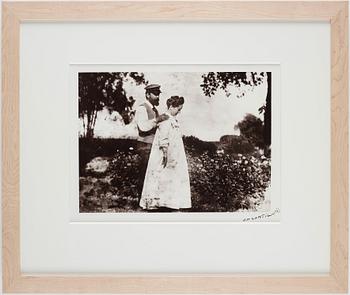 355. Jacques-Henri Lartigue, "Papa et Maman, Pont-de-l'Arche", 1902.