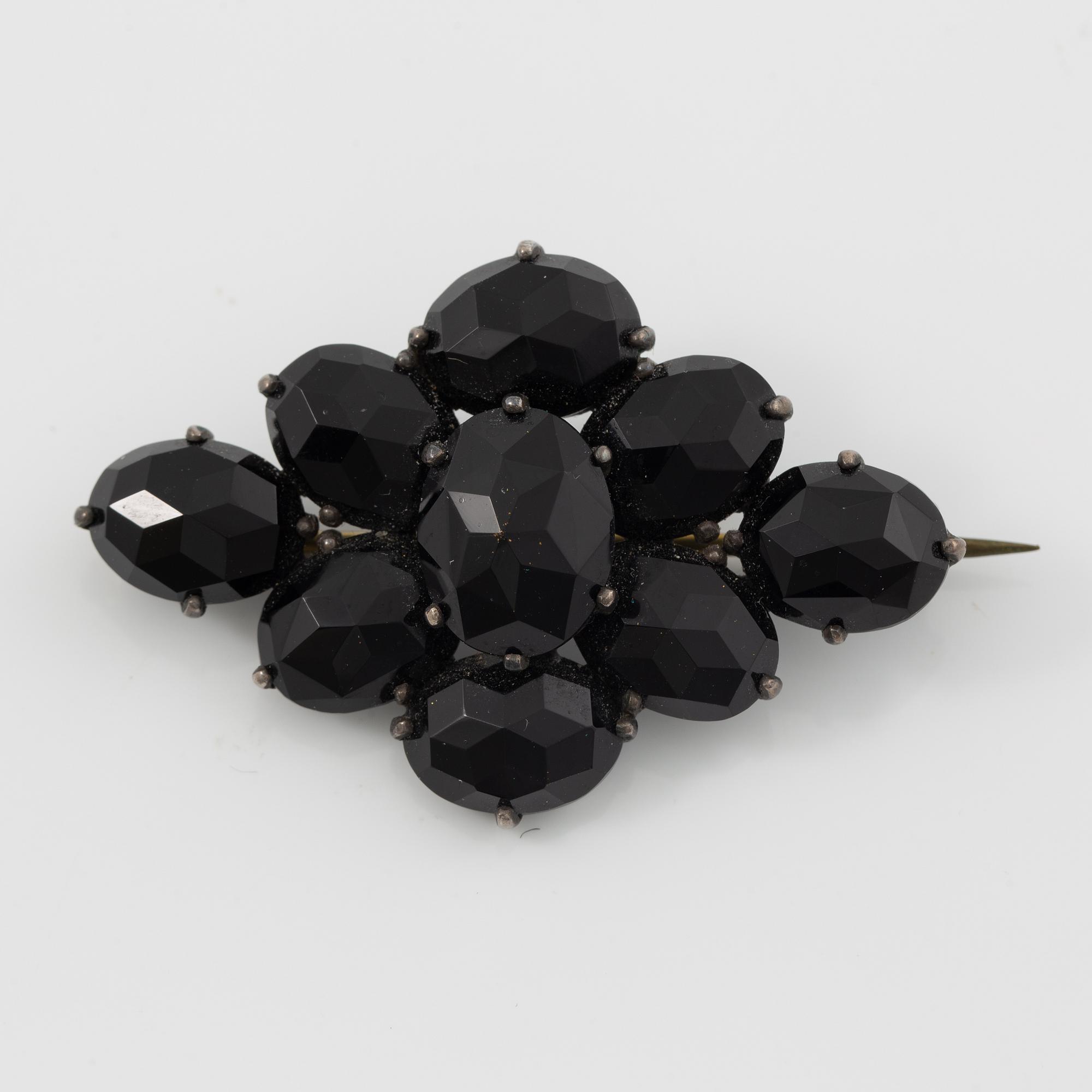 Brooch silver with onyx.