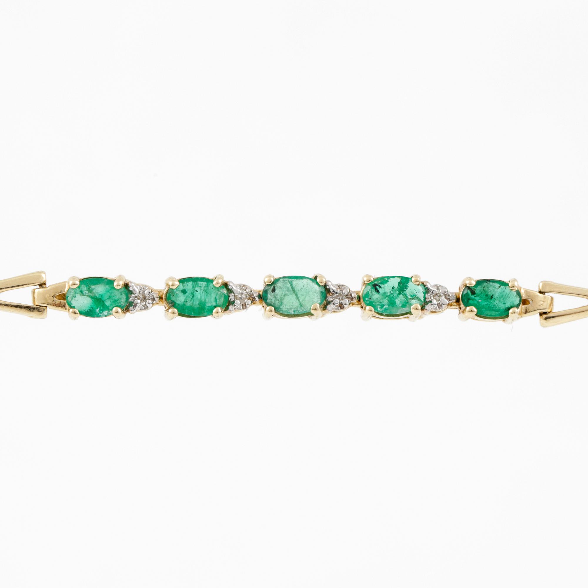 ARMBAND, med 5 smaragder tot ca 0,78 ct och 4 diamanter på guldkedja med chevronlänkar. Vikt 6,22 g.
