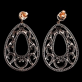 ÖRHÄNGEN, 1 par, 18 k roséguld och silver, diamanter tot 2.72 ct.