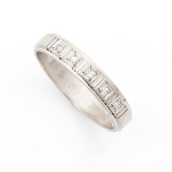 Half-eternity ring, 18K white gold with octagonal-cut diamonds.
