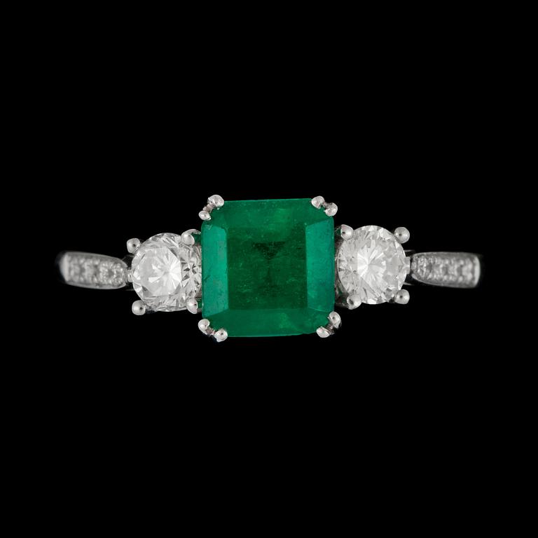 RING, smargd, 1.09 ct. och briljanter tot. 0.36 ct.